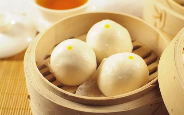 說到面食，它主要就是以面粉制作成的食物，并且各個地方都有不同種類的面食，尤其是愛吃面食的北方地區來說，基本上餐餐都離不開面食的存在，一般比較常見的面食有面條，包子，饅頭，油條等等，受到了人們的喜愛，有在家做過面食的朋友都知道，發面是面食制作過程中非常關鍵的一步，今天小編就來給大家分享下，面食“發面”的6個訣竅，新手也能輕松掌握。