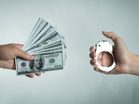 徇私舞弊不征、少征稅款罪